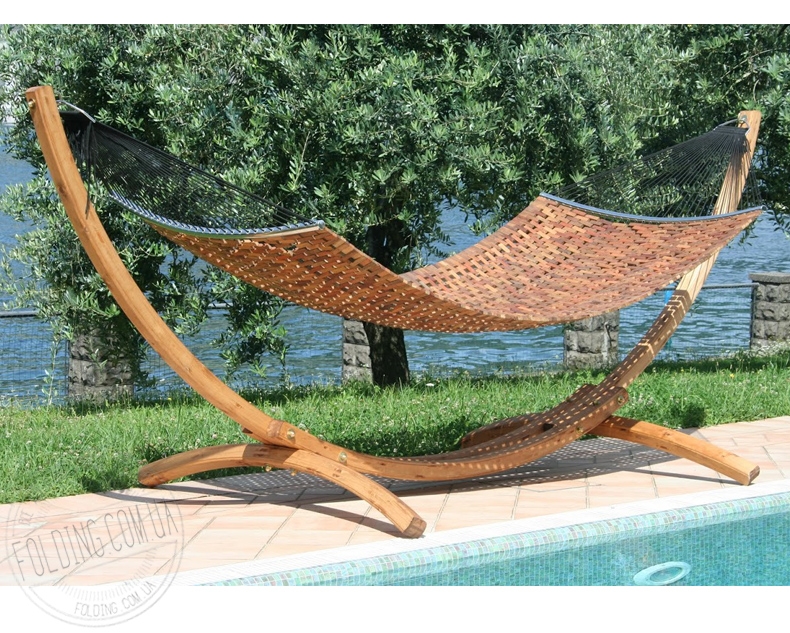 Каркас гамака «Messina» – клееная сосна, которая прошла обработку специальной пропиткой для использования на улице.