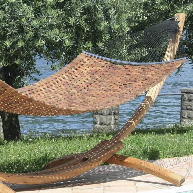 Полотно гамака «Messina» состоит из небольших кусочков акации, вплетенных в сеть из полиэстера.