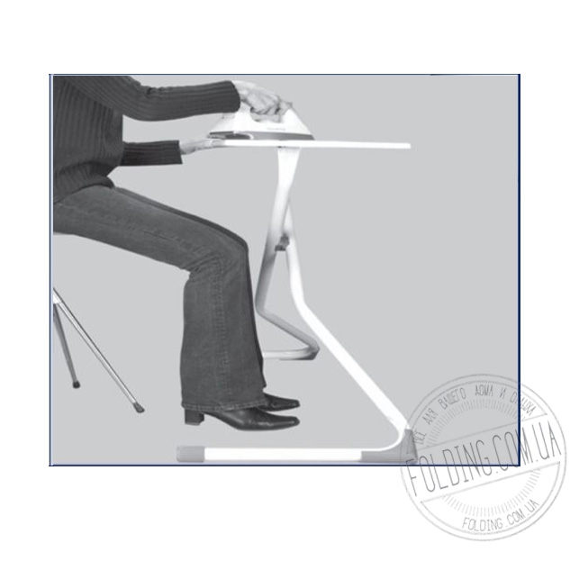 Благодаря изогнутости ножек эта доска позволяет комфортно гладить сидя на стуле