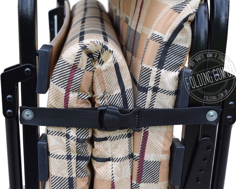 Для фиксации раскладной кровати «Ларио» в сложенном виде используются ремни с карабинами.