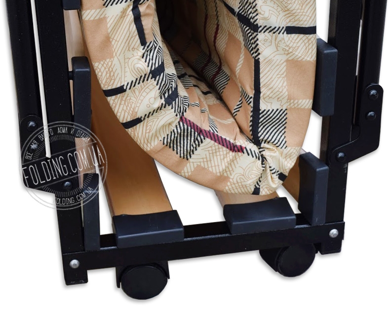 Для удобства перемещения раскладушка оснащена четырьмя колесиками, которые при необходимости можно снять.