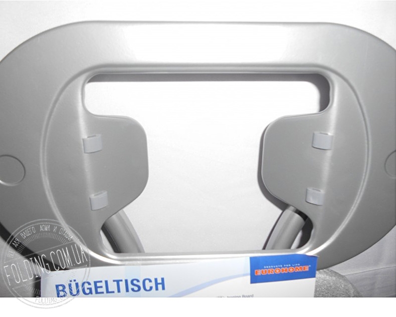 Подставка под утюг изготовлена из металлического листа с антипригарными вставками и имеет стационарное крепление к доске