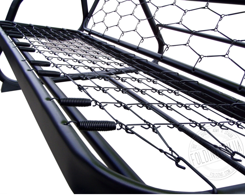 Основа под матрас – стальная сетка.