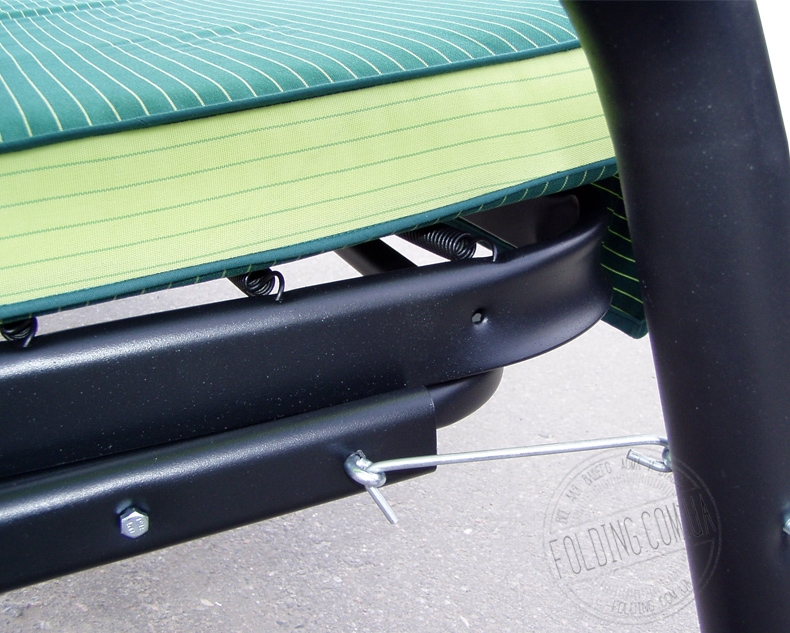 В качелях «София» есть возможность зафиксировать сидение от раскачивания, что очень удобно, когда диван полностью разложен.